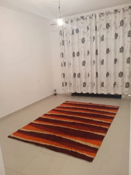 Tirane, jepet me qera zyre , Kati 2, 50 m² 600 € (rruga e kavajes)