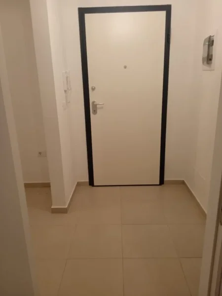 Tirane, jepet me qera zyre , Kati 2, 50 m² 600 € (rruga e kavajes)