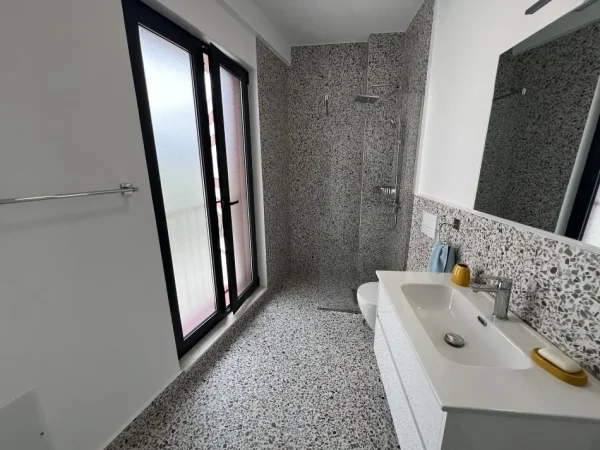 Tirane, jepet me qera apartament 2+1, Kati 2, 90 m² 700 € (Kodra e diellit)