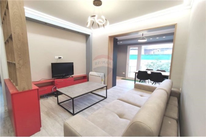 Tirane, jepet me qera 2+1+Ballkon, Kati 1, 80 m² 650 € (Apartament 2+1+2 per qira ne Qender)