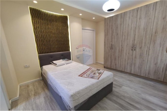 Tirane, jepet me qera 2+1+Ballkon, Kati 1, 80 m² 650 € (Apartament 2+1+2 per qira ne Qender)