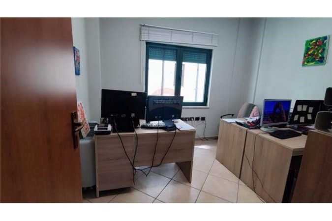 Tirane, jepet me qera zyre , , 143 m² 1,500 € (Ambiente per zyra me qira 6+2 tualete ne Bllok)