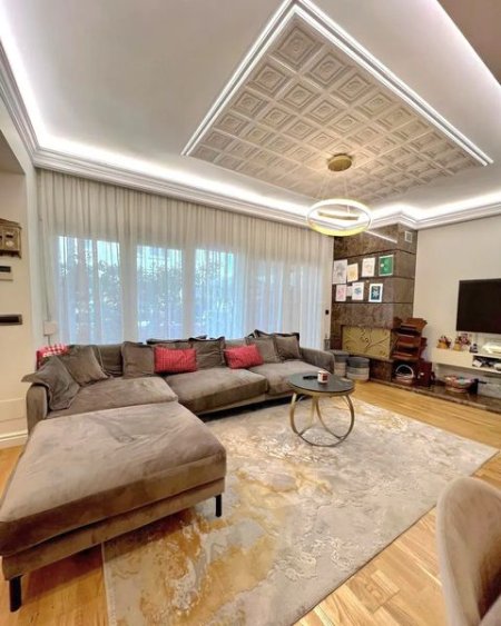 Tirane, shitet apartament 3+1+Ballkon, , 182 m² 