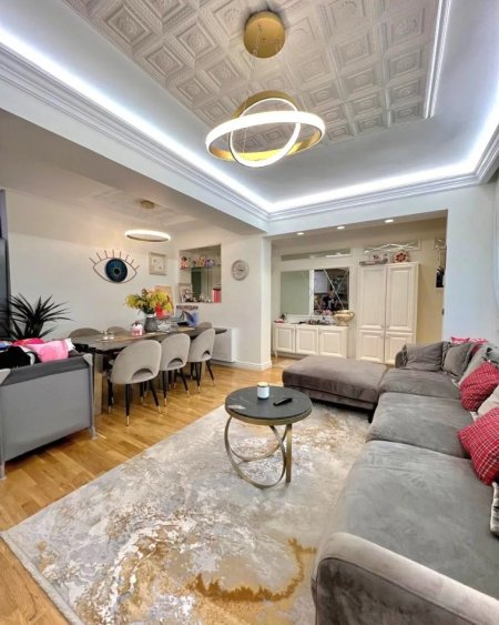 Tirane, shitet apartament 3+1+Ballkon, , 182 m² 