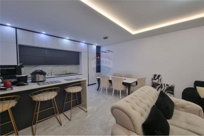 Tirane, jepet me qera 4+1+Ballkon, Kati 2, 190 m² 1,700 € (VILE PER QIRA PRANE KODRES SE DIELLIT, SELITE!)