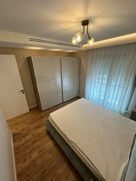 Tirane, jepet me qera apartament 1+1+Aneks+Ballkon, Kati 5, 77 m² 700 € (Rruga Kavajes)