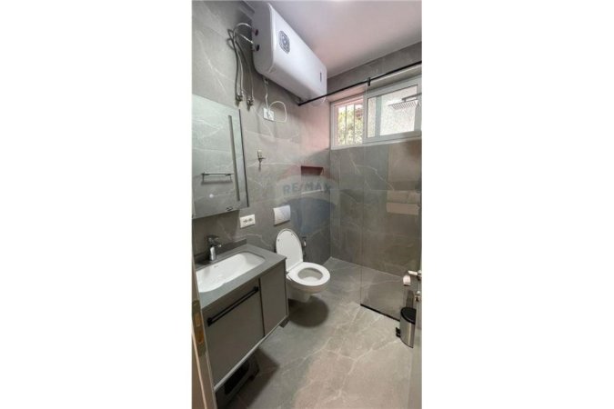 Tirane, jepet me qera garsonier 1+1, , 22 m² 450 € (Ofrohet Garsoniere me qira + Parkim tek Komuna!)