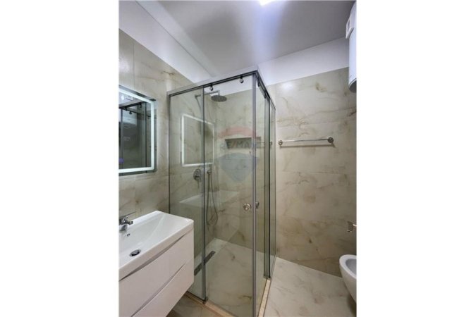 Tirane, jepet me qera apartament 2+1+Ballkon, Kati 5, 102 m² 800 € (Apartament 2+1 me qira te Bulevardi Ri)