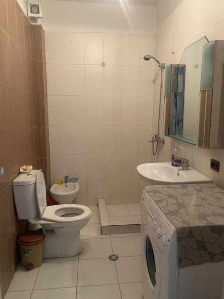 Tirane, jepet me qera apartament 1+1, Kati 10, 70 m² 350 € (Bulevardi Bajram Curri, perball Delijorgjit)