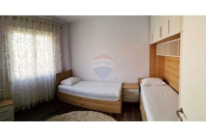 Tirane, jepet me qera apartament 2+1+Ballkon, , 110 m² 550 € (APARTAMENT 2+1+2+PARKIM PER QIRA NE KINOSTUDIO !)