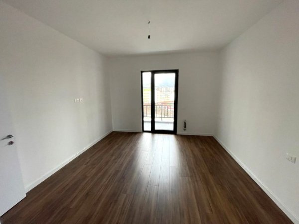 Tirane, jepet me qera apartament 1+1, , 155 m² 550 € (Square 21)