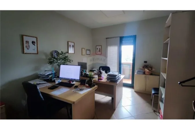 Tirane, jepet me qera zyre , Kati 6, 143 m² 1,500 € (Ish blloku - Bllok, Shqipëri)