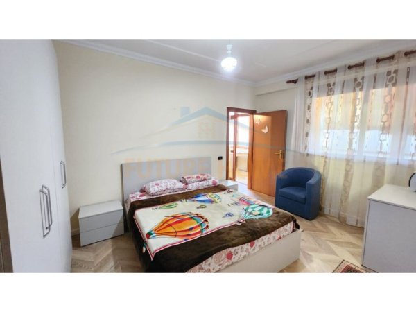 Tirane, jepet me qera apartament 4+1, Kati 8, 150 m² 1,000 € (ISH EKSPOZITA)