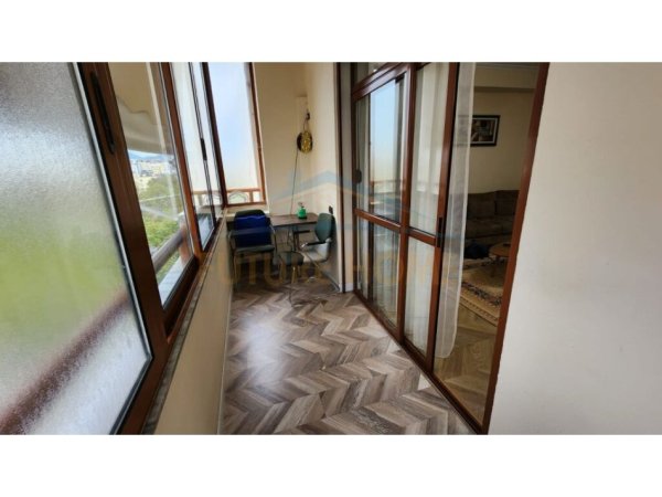 Tirane, jepet me qera apartament 4+1, Kati 8, 150 m² 1,000 € (ISH EKSPOZITA)