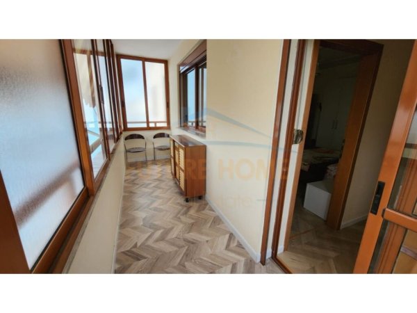 Tirane, jepet me qera apartament 4+1, Kati 8, 150 m² 1,000 € (ISH EKSPOZITA)