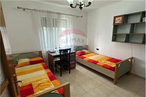 Tirane, jepet me qera apartament 2+1+Ballkon, Kati 5, 72 m² 500 € (Rruga Asim Vokshi)