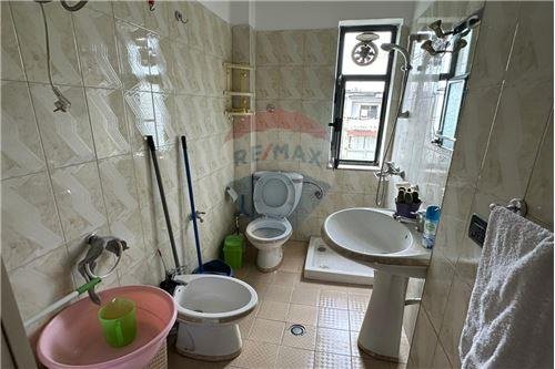 Tirane, jepet me qera apartament 2+1+Ballkon, Kati 5, 72 m² 500 € (Rruga Asim Vokshi)