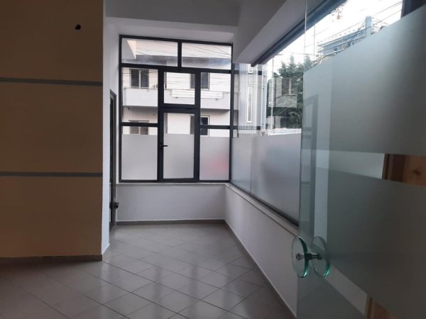 Tirane, jepet me qera zyre , , 40 m² 300 € (KOMUNA E PARISIT)