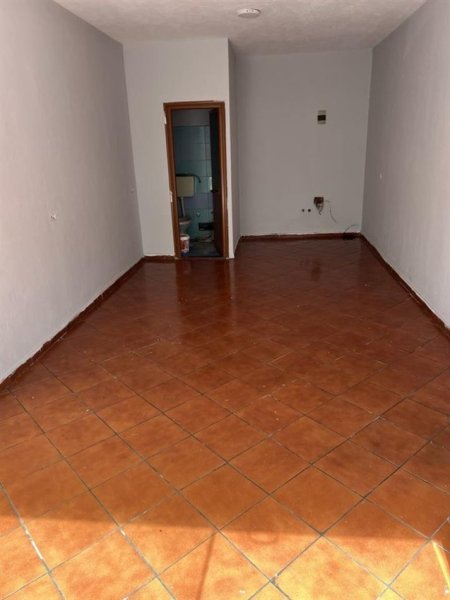 Tirane, jepet me qera ambjent biznesi , , 44 m² 300 € (KRISTAL CENTER)