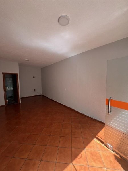 Tirane, jepet me qera ambjent biznesi , , 44 m² 300 € (KRISTAL CENTER)