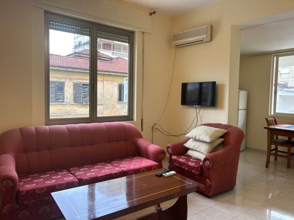 Tirane, jepet me qera apartament 1+1, Kati 2, 70 m² 400 € (Rruga Fortuzi, Tirane.)