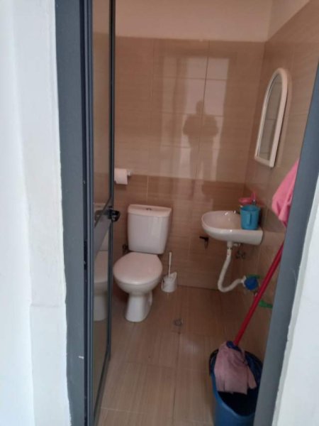 Tirane, jepet me qera dyqan Kati 1, 52 m² 380 Euro