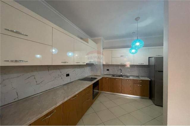 Tirane, jepet me qera apartament 1+1+BLK 70 m² 500 Euro (Marko Bocari)