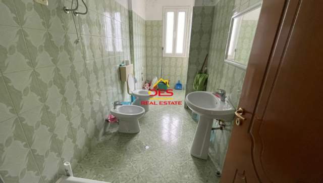 Vlore, shitet apartament Kati 7, 104 m² 110.000 Euro (Rruga Çamëria)