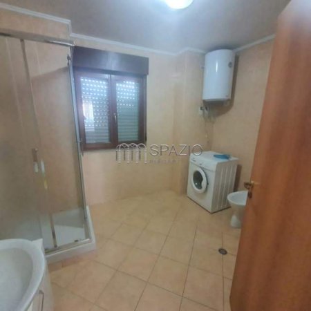 Tirane, jepet me qera apartament 2+1 Kati 3, 130 m² 600 Euro (9 kateshet)