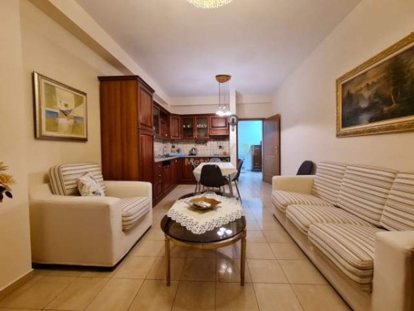 Tirane, jepet me qera apartament 1+1 Kati 3, 68 m² 500 Euro (Ish blloku)
