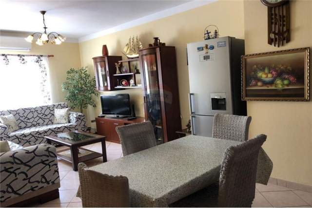 Tirane, jepet me qera apartament 3+1 Kati 1, 120 m² 500 Euro (komuna e parisit)