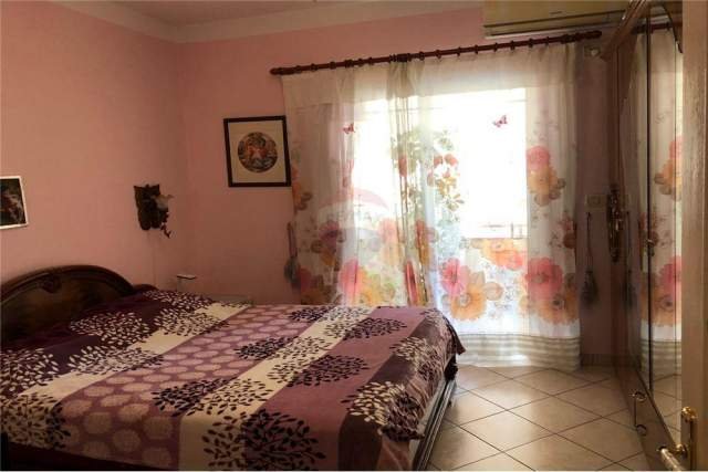 Tirane, jepet me qera apartament 3+1 Kati 1, 120 m² 500 Euro (komuna e parisit)