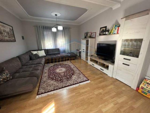 Tirane, jepet me qera shtepi 3 Katshe Kati 0, 402 m² 1.500 Euro (Mezes)