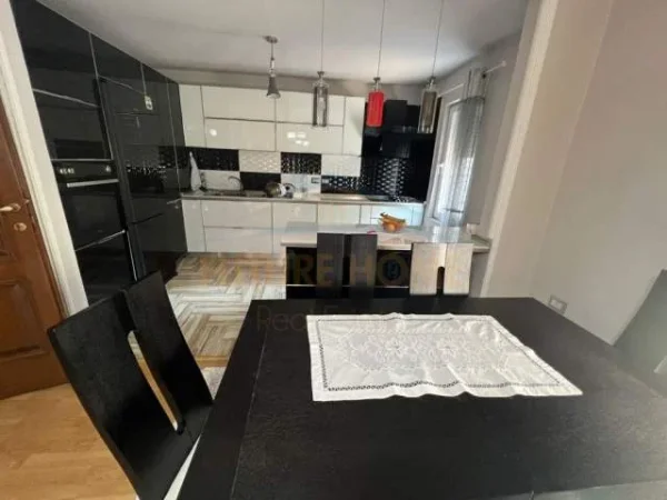 Tirane, jepet me qera shtepi 3 Katshe Kati 0, 402 m² 1.500 Euro (Mezes)