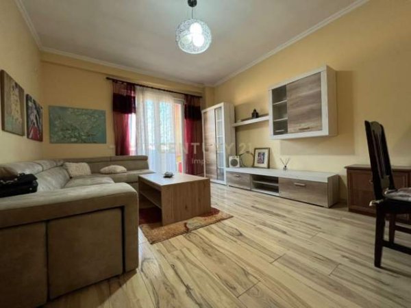 Tirane, jepet me qera apartament 2+1+BLK Kati 5, 98 m² 400 Euro (rruga Ali Demi)