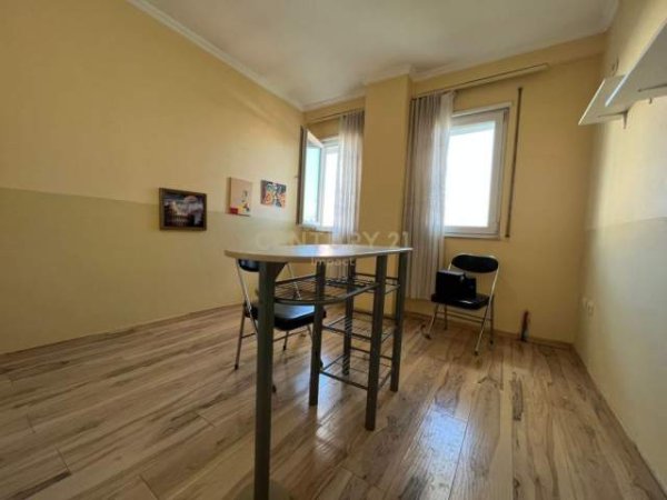 Tirane, jepet me qera apartament 2+1+BLK Kati 5, 98 m² 400 Euro (rruga Ali Demi)
