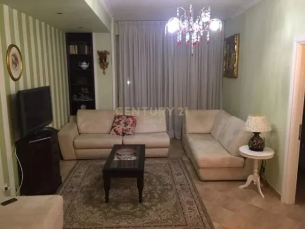 Tirane, jepet me qera apartament 2+1 Kati 2, 85 m² 450 Euro (komuna  parisit)