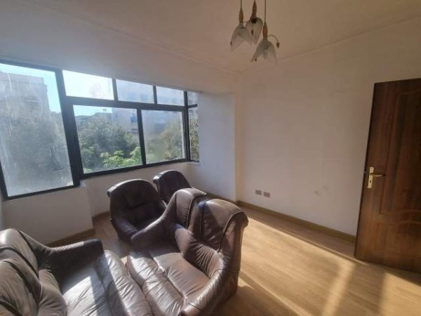 Tirane, jepet me qera ambjent biznesi Kati 1, 62 m² 650 Euro (Bulevardi Zogu I)