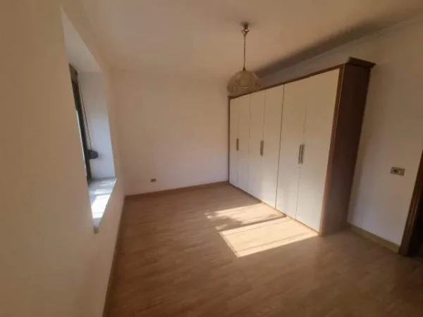 Tirane, jepet me qera ambjent biznesi Kati 1, 62 m² 650 Euro (Bulevardi Zogu I)