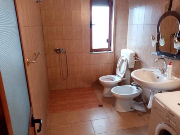 Tirane, jepet me qera apartament 1+1+BLK Kati 5, 60 m² 35.000 Leke (Rruga Imer Ndregjoni)