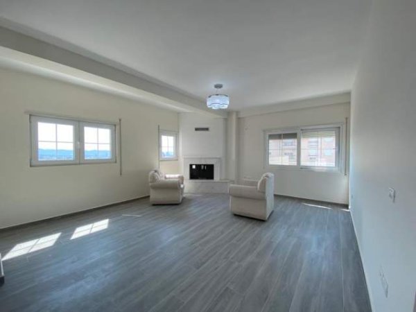 Tirane, jepet me qera Penthouse 2+1+BLK Kati 4, 167 m² 300 Euro (Fresku)