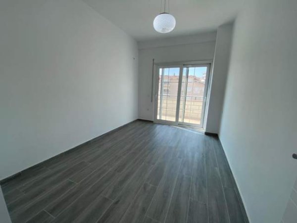 Tirane, jepet me qera Penthouse 2+1+BLK Kati 4, 167 m² 300 Euro (Fresku)