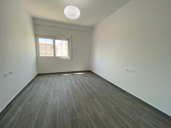 Tirane, jepet me qera Penthouse 2+1+BLK Kati 4, 167 m² 300 Euro (Fresku)
