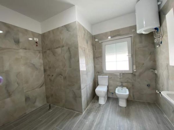 Tirane, jepet me qera Penthouse 2+1+BLK Kati 4, 167 m² 300 Euro (Fresku)