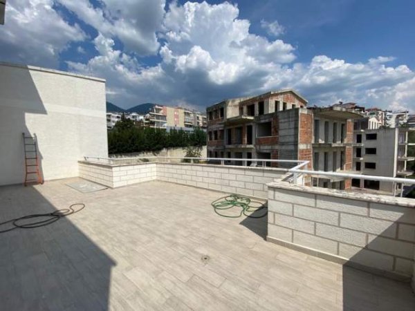 Tirane, jepet me qera Penthouse 2+1+BLK Kati 4, 167 m² 300 Euro (Fresku)