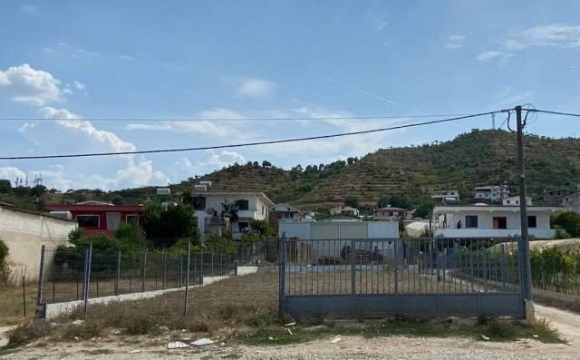 Tirane, jepet me qera magazine Kati 0, 220 m² 1.000 Euro (Peze-Helmes)