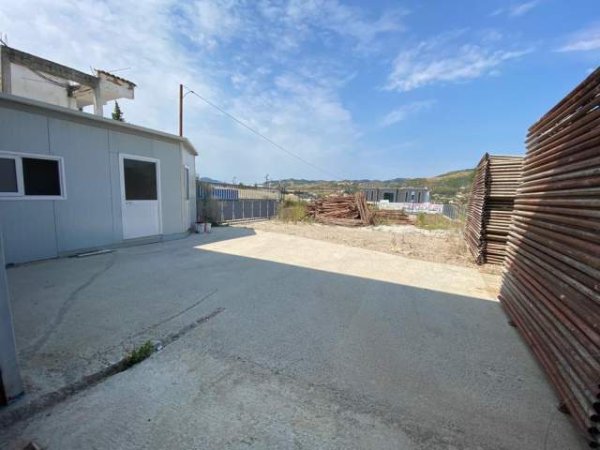 Tirane, jepet me qera magazine Kati 0, 220 m² 1.000 Euro (Peze-Helmes)