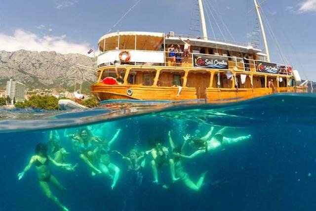 Udhetim nje ditor me anije ne Sazan - Udhetim nje ditor me anije ne Karaburun - 1 day boat trip to Sazan