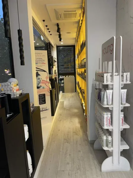 TIRANE, SHITET BIZNES KOZMETIKE I KOMPLETUAR NE BLLOK 60.000 Euro