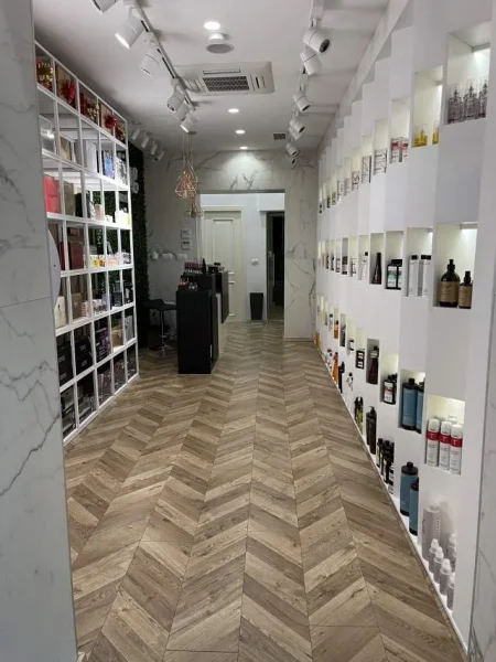 TIRANE, SHITET BIZNES KOZMETIKE I KOMPLETUAR NE BLLOK 60.000 Euro